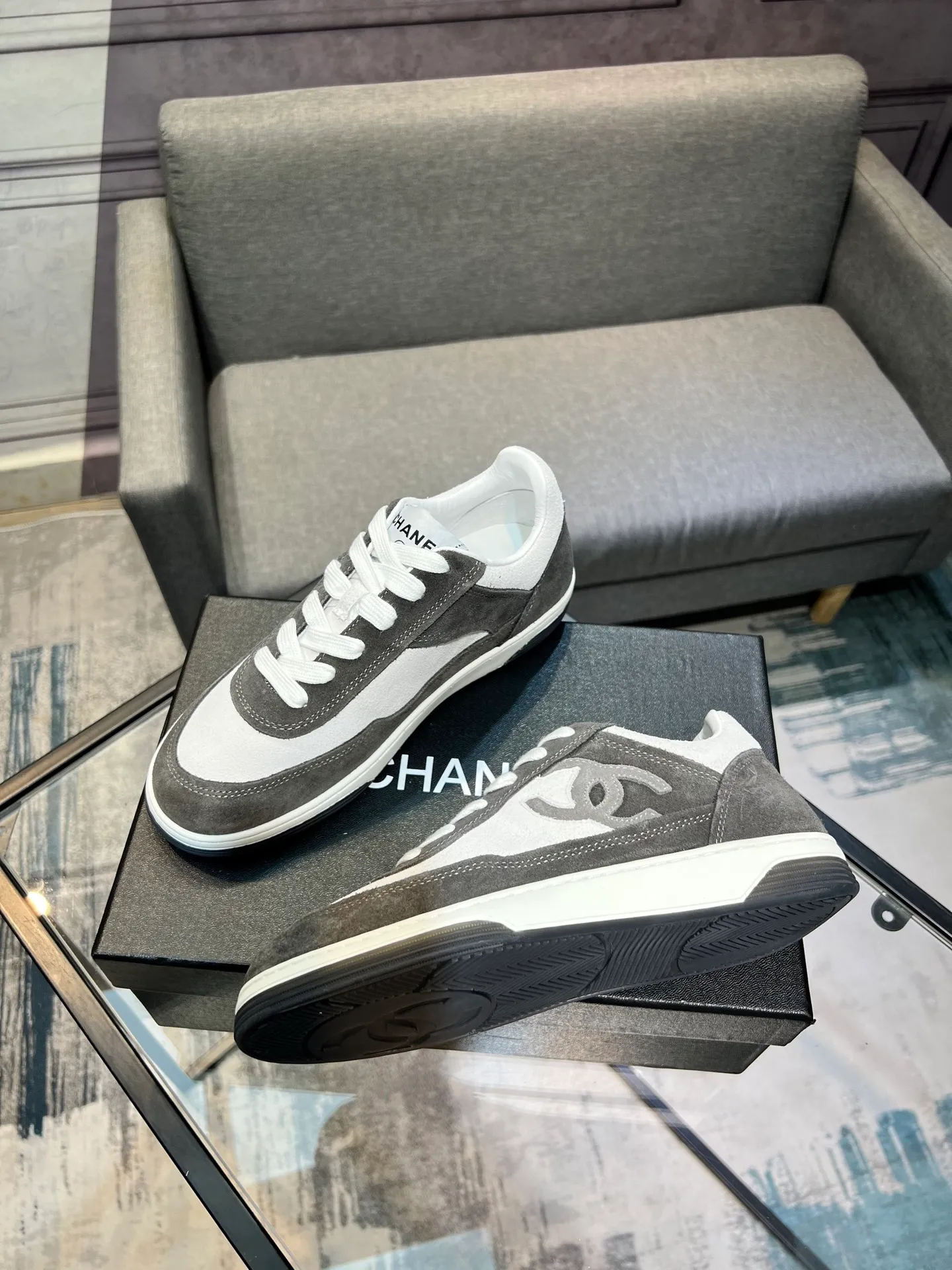 Men's men's shoes 💰620 Exclusive real shot (top version) CHANEL Chanel's new panda sneakers Panda shoes Chanel 2025ss color matching thick-soled casual sports shoes sneakers Counter synchronization The counter is very popular Very difficult to buy a shoe The most popular thick-soled panda shoes on the Internet It is obvious that Xiaoxiang control cannot miss it Simple and versatile white shoes that have both good looks and comfort Thick sole increases height, is super versatile and can be worn with eyes closed😍 Whoever wears it will look better. Upper: calfskin. Lining: imported sheepskin lining. Outsole: TPU original outsole. Size: 35-44 (41 for women, 40 for men, custom made).